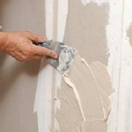 Как поступать с неровными стенами в помещении